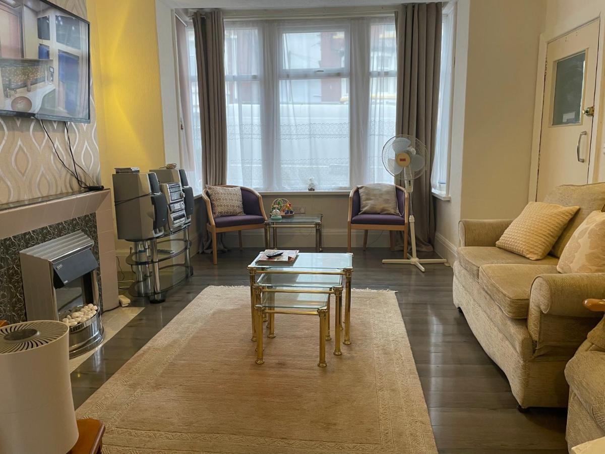 Renovated 4-Bed Home - Sleeps 9 - Parking - Spa Blackpool Dış mekan fotoğraf